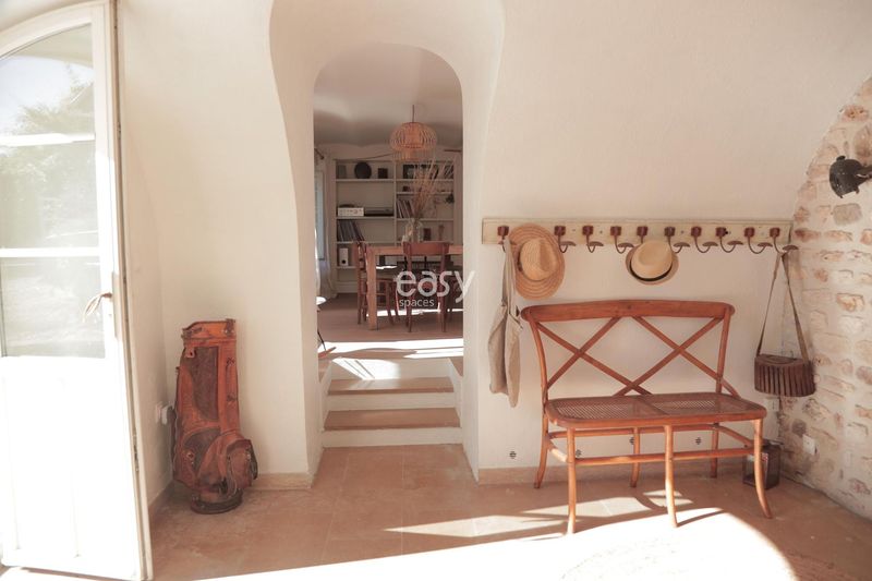 Country house located in the Paris region specifically designed for professional photo production and photography sessions